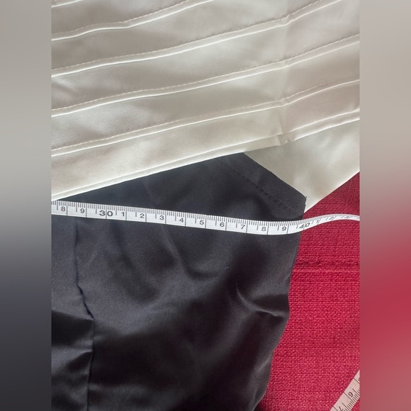 Elegant Black and White One-Shoulder Dress - Picture 11 of 13